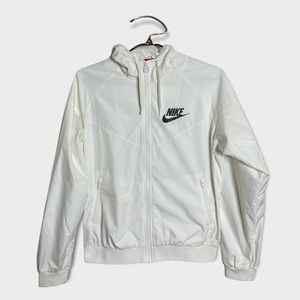 Nike large women’s windrunner windbreaker jacket coat white